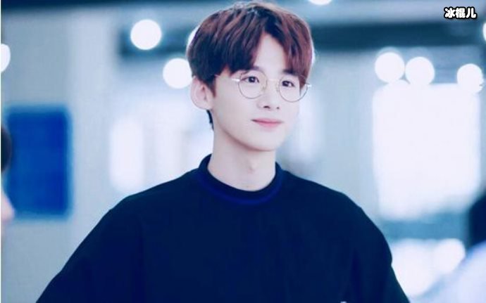 白敬亭宅在家里无聊，在微博上进行“怼”自己操作