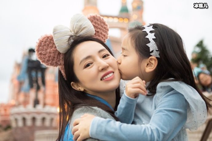 董璇女儿在家跳舞,动作流畅太可爱无意暴露豪宅内景