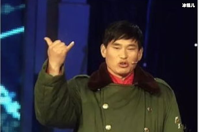 大衣哥为蒜苗唱歌，很多粉丝都来看他