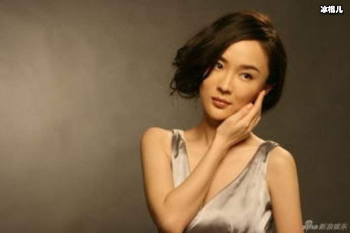 霍思燕一家跟好友约饭,手里的电子烟引争议