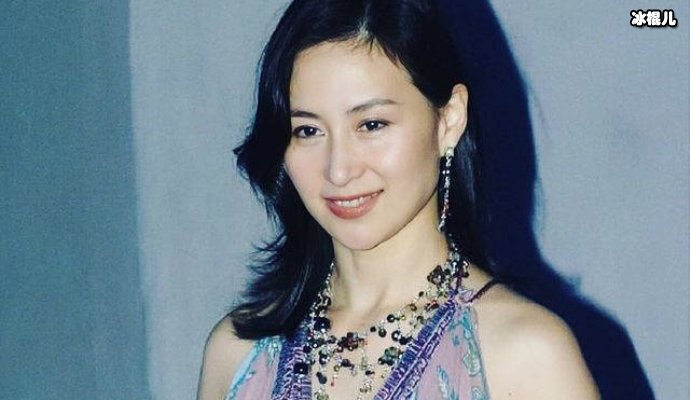 赌王三七当天继承人何超琼最后出场,拒绝谈论财产话题态度坚决