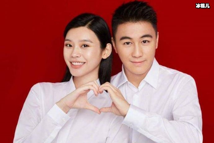 何猷君机场曝光求婚手机屏保,没想到却被网友质疑作秀!