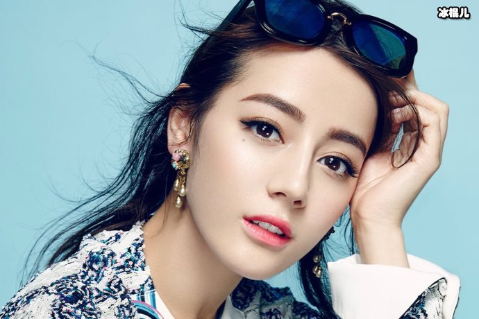 迪丽热巴漆皮黑胶质感超A,冬天这么穿真的美爆了