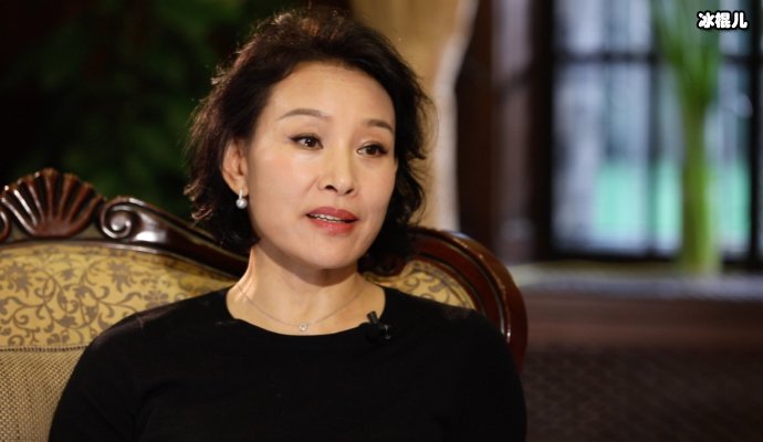 陈冲发文庆祝女儿哈弗大学毕业,网友:当初那个被弃养的孩子呢?