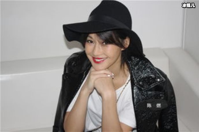 陈燃生下儿子9个月后身材已完全恢复,展示马甲线网友:羡慕