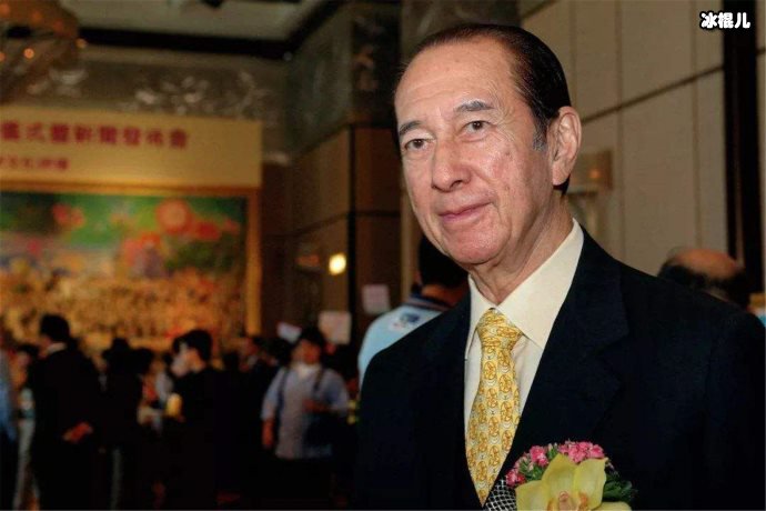 赌王追悼仪式开始，御用风水师揭秘不入土原因花圈位置热引议