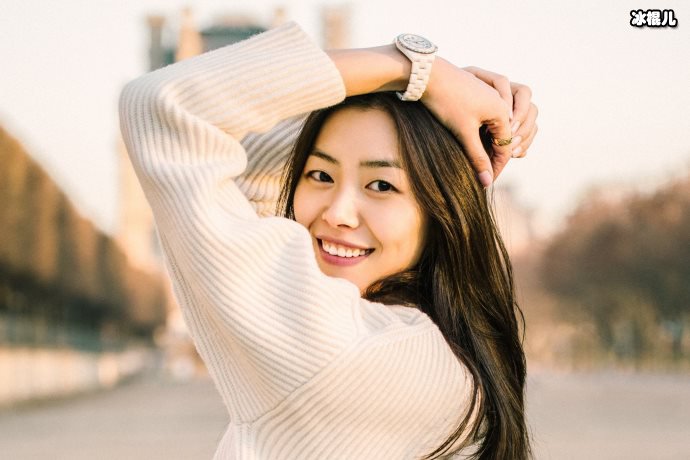 超模刘雯在32岁成功脱单？抱大束玫瑰花秀自拍疑似官宣恋情