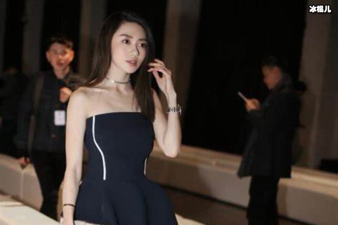 程晓玥晒自拍,与闺蜜久违同框关系亲密似亲姐妹