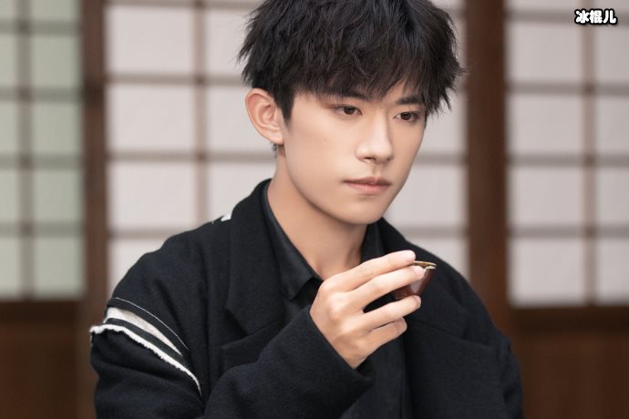 易烊千玺综艺节目起床照图片流出,这个良好的习惯再次圈粉