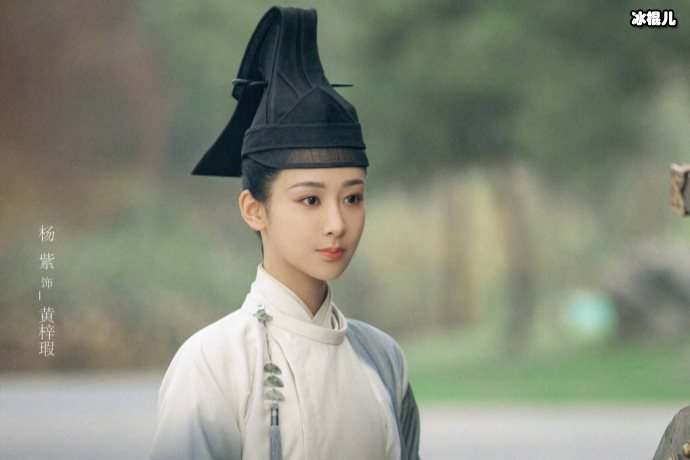 杨紫和谭松韵隔空撞衫,不同的配饰却打造两种风格