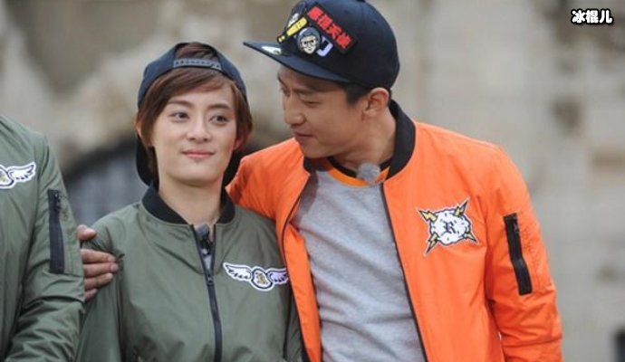 孙俪参加活动注重细节,晒小花为哥哥涂指甲油的照片