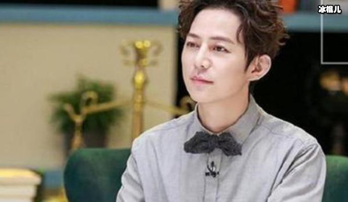 何炅送易烊千玺高中校服暗藏深意,原来他们还有这样一层关系