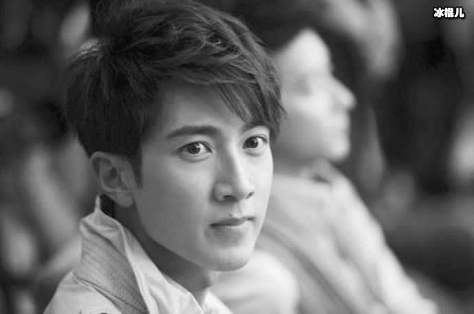 吴尊女儿疯狂追星，看演唱会坐vip座位忍不住尖叫