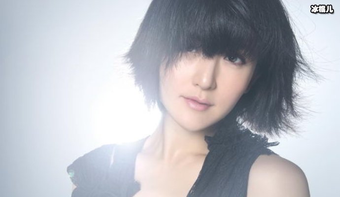 谢娜陪父母外出聚餐身材发胖双腿浮肿,孕肚超大被怀疑双胞胎