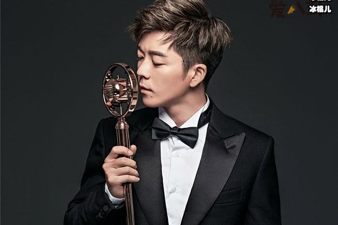 王栎鑫老婆化身李现小迷妹,在王栎鑫面前一直夸赞偶像