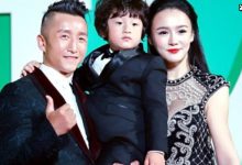 邹市明宠爱儿子邹明轩。嫌弃座椅不舒服让儿子坐自己腿上-捕鱼中文站