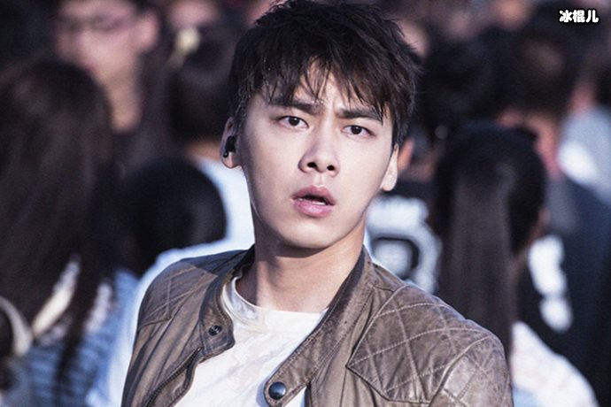 李易峰社交平台更新,骑着儿童自行车进行巡逻十分可爱