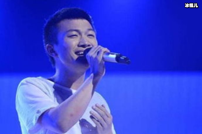 周深的歌声空灵悠扬,犹如天使