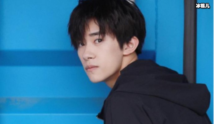 易烊千玺深夜下班,依旧惦记着给朋友带夜宵