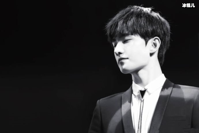 杨洋杨紫晒七夕合照,身穿同款情侣衣秀恩爱