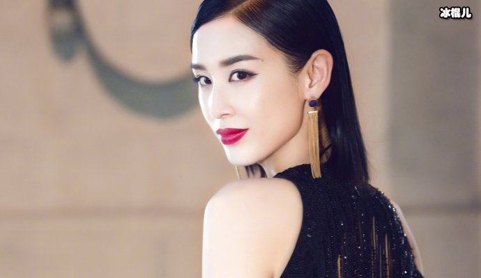 黄圣依情商太低?当着张馨予的面提前任