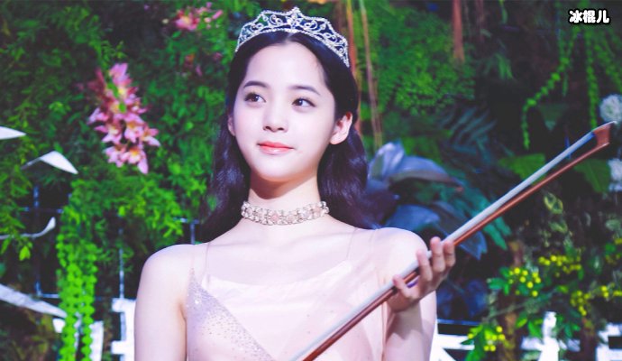 鬼马少女欧阳娜娜,一身帅气风穿搭出街