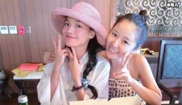 林心如与霍建华牵手逛街,两人同穿情侣装画面太甜蜜