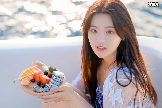 杨超越自称是相声演员,唱着歌跳着舞的相声演员