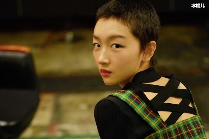 周冬雨获金像奖后,因帮助送失忆老人回家,民警点名赞扬