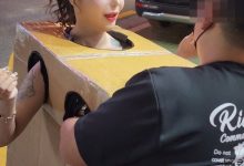 韩国AV女优闹区全裸上街!只罩「四洞箱子衣」任人摸胸…画面好重咸-捕鱼中文站