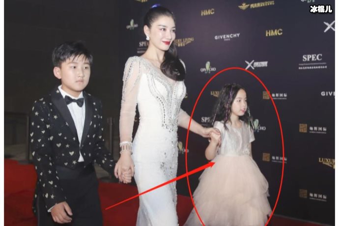 黄奕陪女儿学习，黄芊铃学习很认真