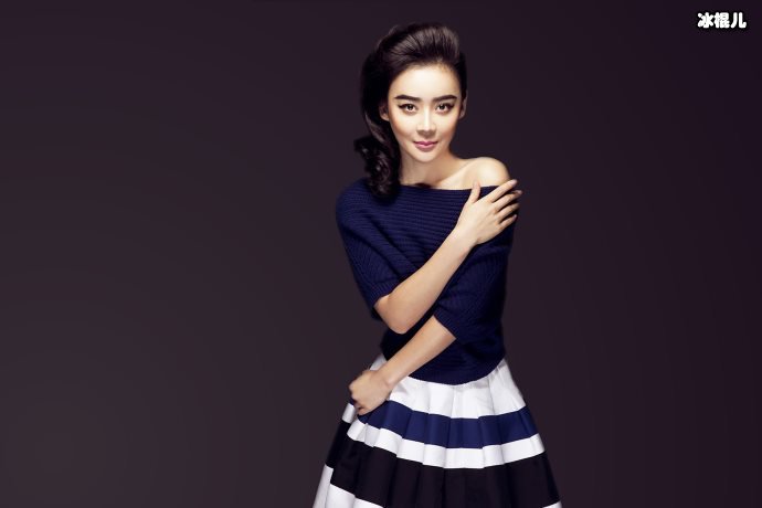 袁姗姗复古刘海很是抢镜,内衣外穿是什么时尚性感十足