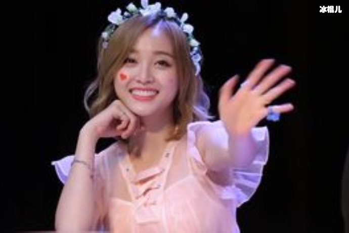 吴宣仪在家追《想见你》,更新微博和粉丝互动接歌!