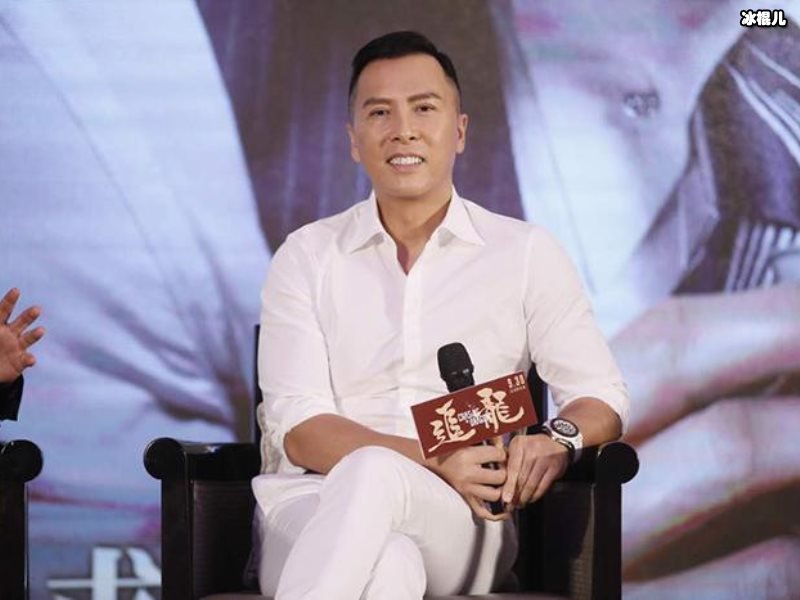 甄子丹回应暴打吴京事件,称棍子是道具一打就断!