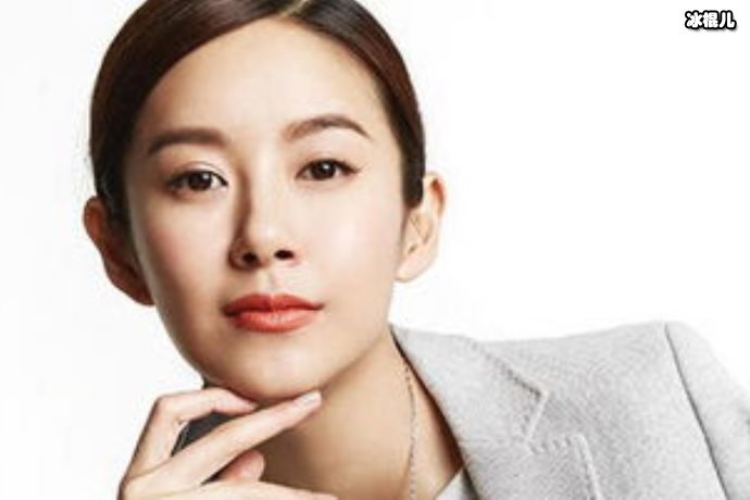 张子萱给女儿买廉价裙子,自己却身穿名牌女儿不懂穿上开心跳舞