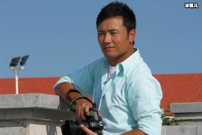 苗侨伟当起摄影师给女儿拍照,苗彤单脚立于礁石上身材苗条