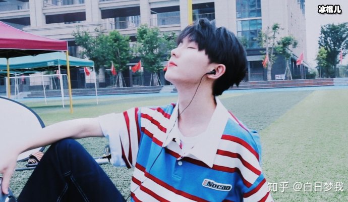 马嘉祺官宣四周年快乐,同时不忘练习作为偶像很努力