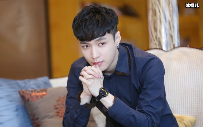 张艺兴被粉丝堵车里,翘着二郎腿一脸冷漠网友:这叫成长