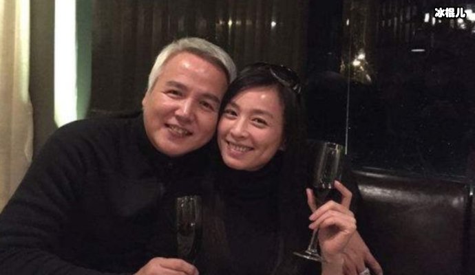 张庭宅在家中做平板支撑,不料被跳舞老公抢了镜