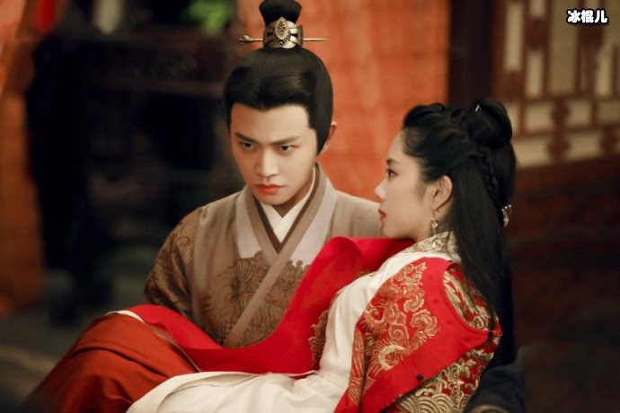 韩栋是一个很有天赋和潜力的演员,在《锦衣之下》中有精彩表现