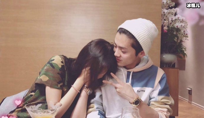 关晓彤现身北京杜莎夫人蜡像馆,参加蜡像揭幕仪式并与自己的蜡像