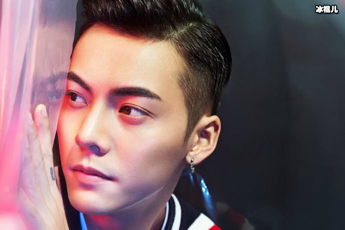 荧光男孩陈伟霆寸头造型酷劲十足,街头文化引领时尚这就是潮流