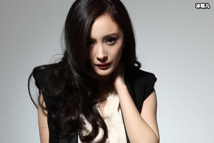 六年前拍戏曾是杨幂身后的小透明,如今成为这档综艺唯一女mc