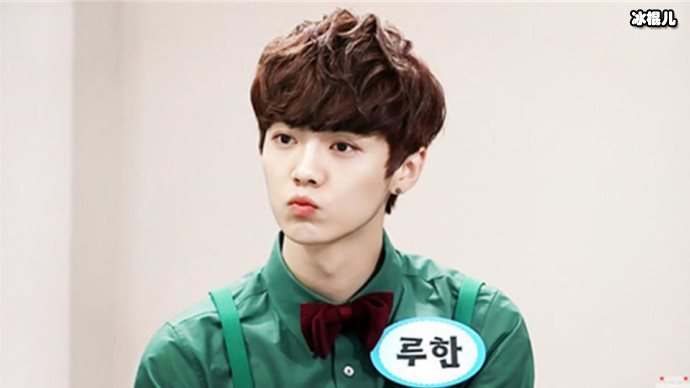 鹿晗在薇娅直播间唱歌忘词,清唱两句就卡壳好尴尬还好助理救场