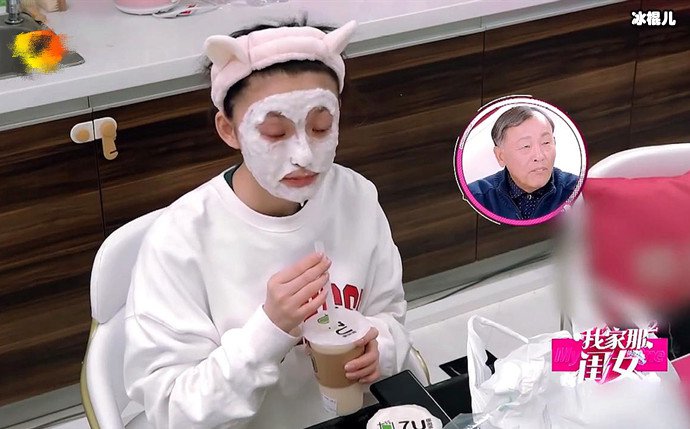 林允三只手指拿着奶茶就开始猛吸,凸显了修长手指