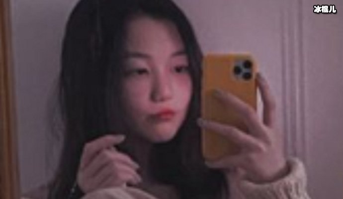 李嫣罕见怼脸自拍芭比粉口红完美驾驭,曾因先天缺陷自卑不已