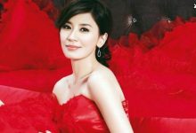 贾静雯带三个女儿出来游玩,波妞大口吃牛奶冰淇淋-捕鱼中文站