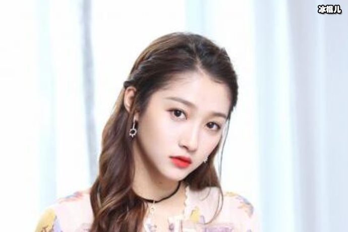 关晓彤成功追星比伯尽显迷妹心态,网友:小鹿不吃醋吗?