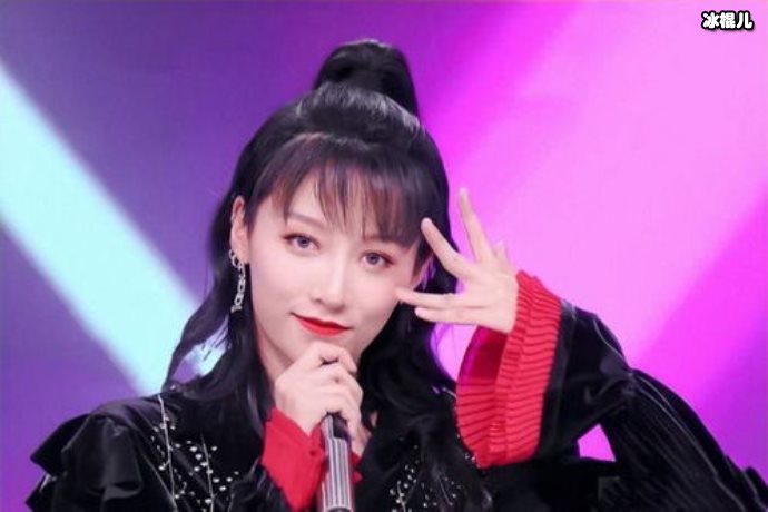 刘雨昕造型备受争议,短发背心不被理解忘记节目初衷?