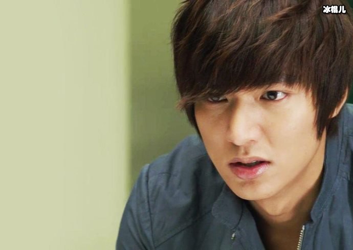 李敏镐凌晨晒自拍粉丝纷纷调侃,退伍之后依然人气爆棚